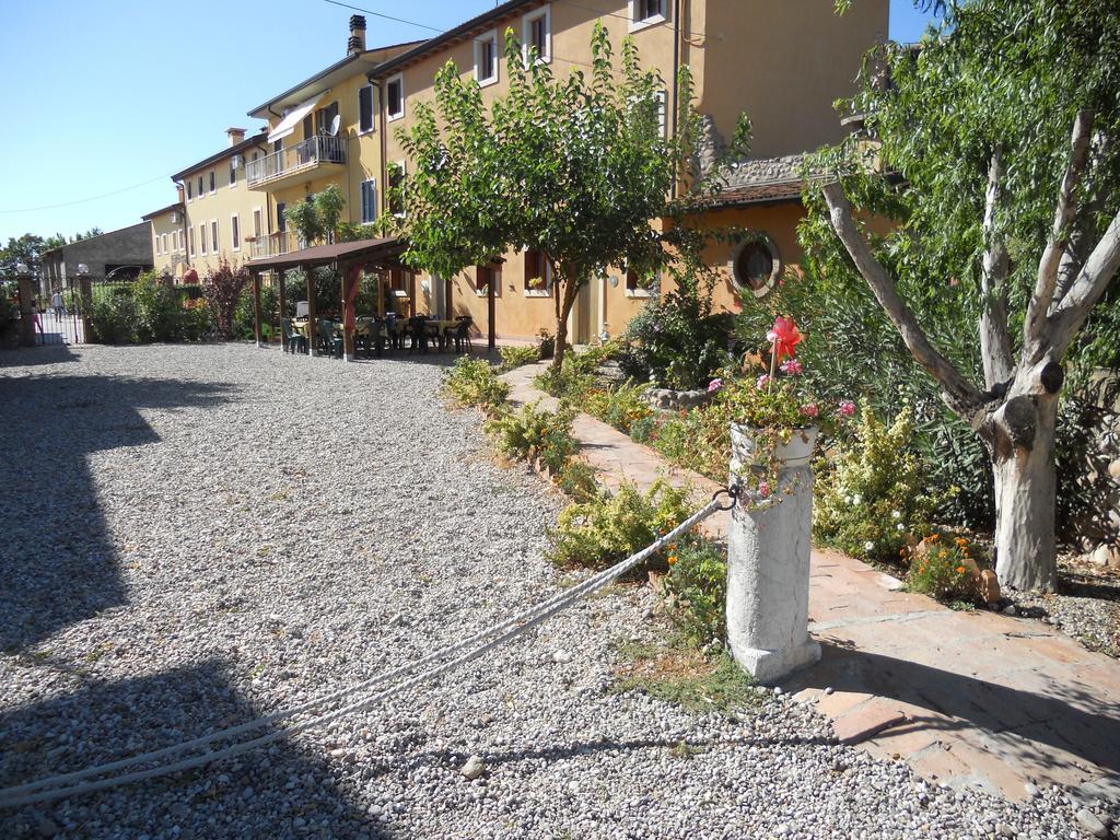 Вилла Agriturismo Le Mura Del Gherlo Валеджо-суль-Минчо Экстерьер фото